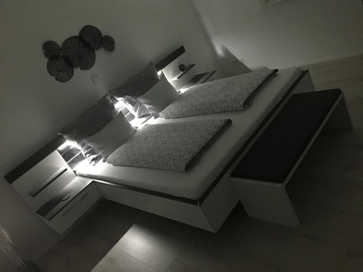Ferienwohnung Black White Raubling Ngoại thất bức ảnh